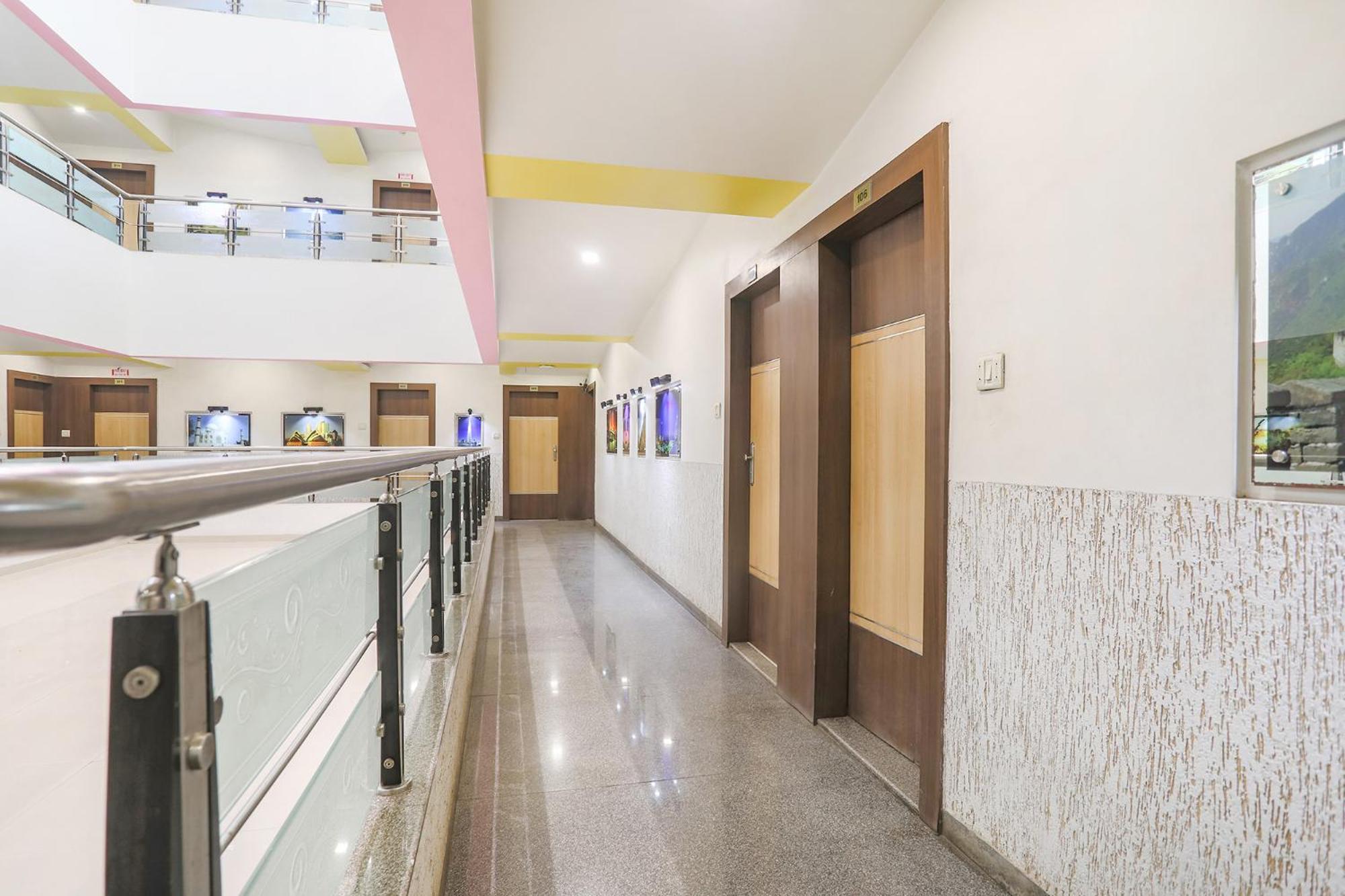 Hotel Merit Surat Zewnętrze zdjęcie